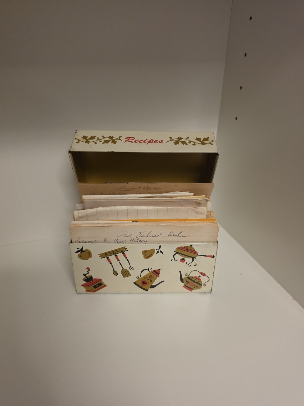 Vintage Recipe Box with Yellow and Cream Kitchen Motif